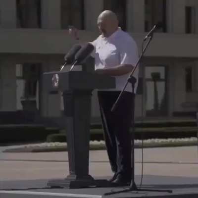 Это можно смотреть вечно! Сегодня, в ходе выступления на митинге в Минске перед своими сторонниками Лукашенко повторил "легендарную" фразу-мем Януковича и призвал белорусов "остановиться". Народное творчество не заставило долго ждать.