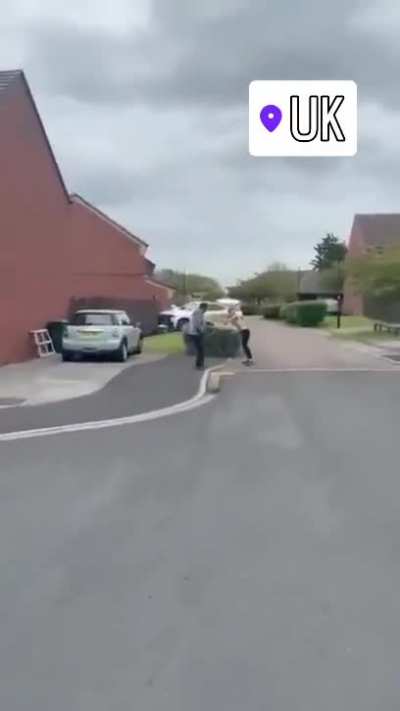 UK fighting with machetes 