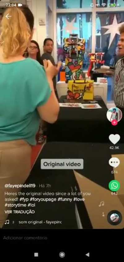 Romero Britto, famoso artista brasileiro, entrou no restaurante dessa senhora e maltratou o gar&ccedil;om. Ela entrou na loja dele outro dia, comprou sua arte mais cara e a quebrou bem na frente dele.