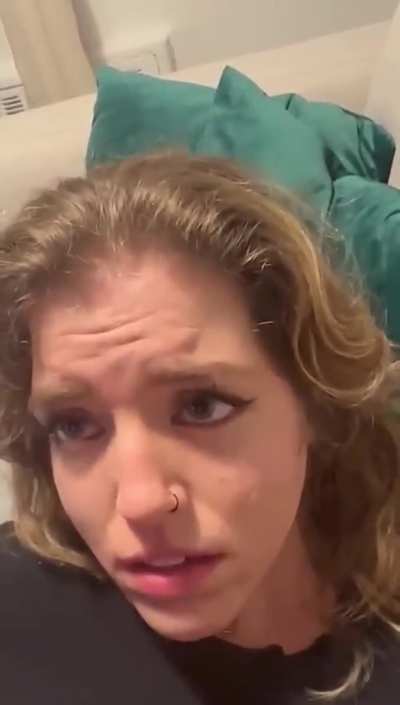 Pretty brunette can&rsquo;t control herself