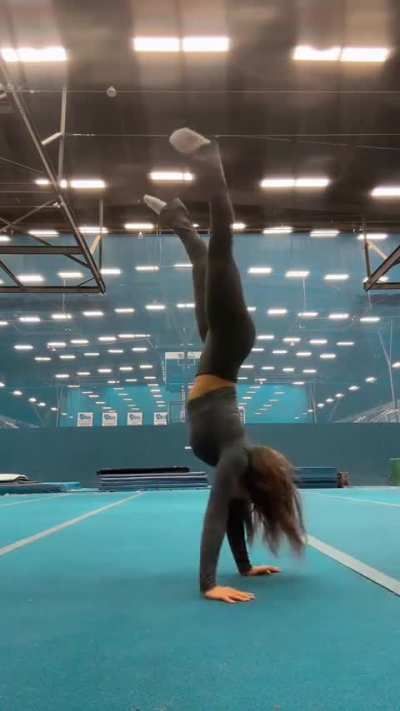 Sydney Smith is very gymnastic and beautiful 🤸&zwj;♀️🍑