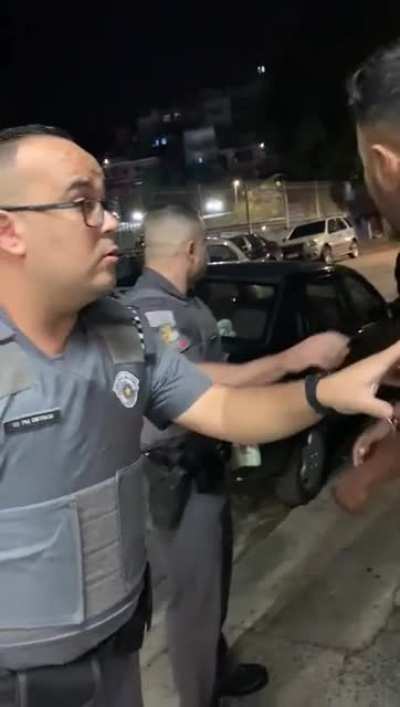 Cop knocks out a man.