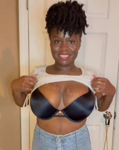 Bouncy African boobs