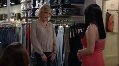 Ariel Winter ass slapped by Julie Bowen