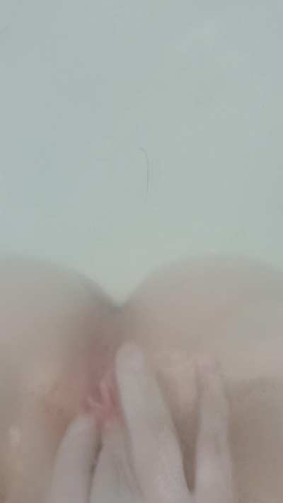 Nice warm bath clit rub