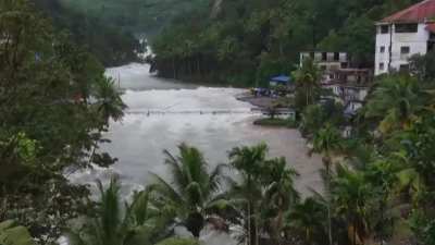 Was watching the Discovery documentary on Kerala floods. Someone says "eda myre veezaruthu"