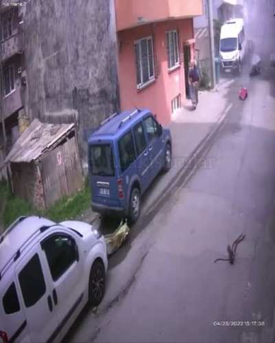 A small single engine aircraft crashed into this street Yunuseli, Bursa, Turkey earlier today and the impact was caught on a surveillance camera.