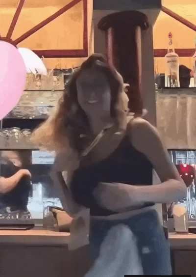 wild dance + BOOB-Shake in the Disco, all boys getting a boner