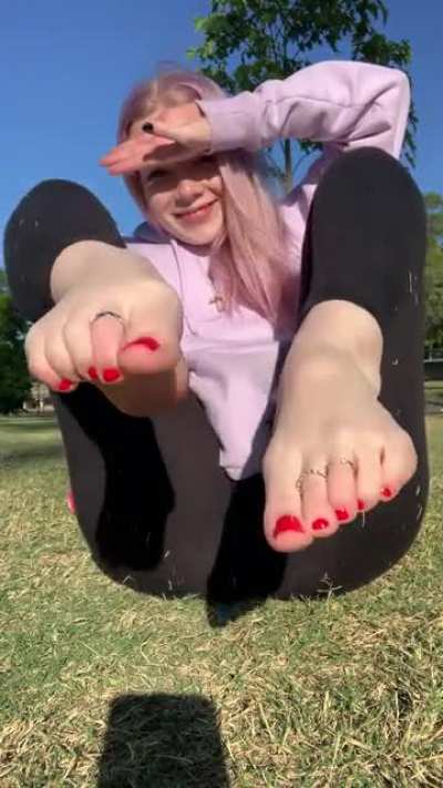 Do my toe rings look pretty in the sun?