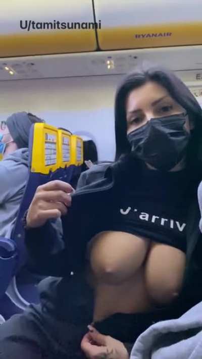 [reveal]ing my boobs on a full flight 💦✈️