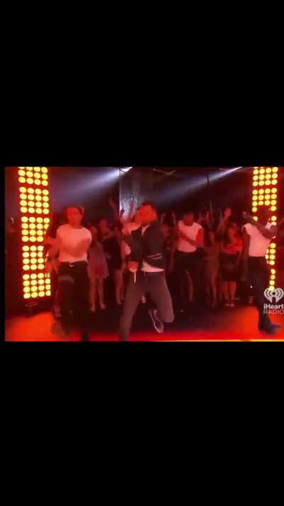Full-circle moment: Dancer who got cut from &ldquo;Wall to Wall&rdquo; ends up touring with Chris Brown (2016)