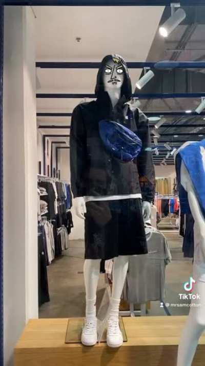 Mannequin doesn&rsquo;t like to be looked at