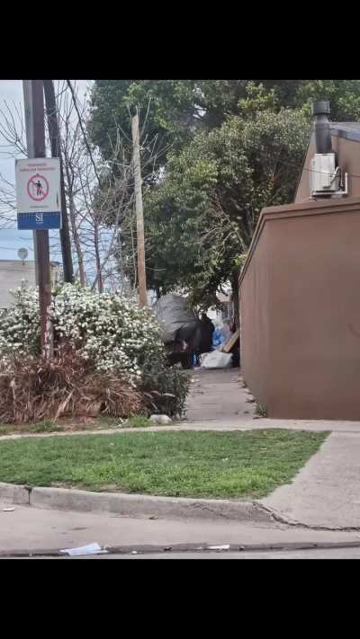 Vecina de San Isidro denuncia que se le instalaron indigentes en la puerta de su casa y se ponen a quemar cables