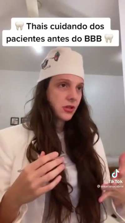 Tha&iacute;s cuidando dos pacientes