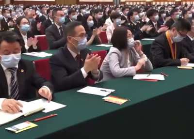 （小声）&ldquo;这也得鼓掌&rdquo; 看来是有人没鼓对时候