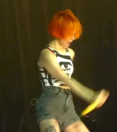 Shake it Hayley!