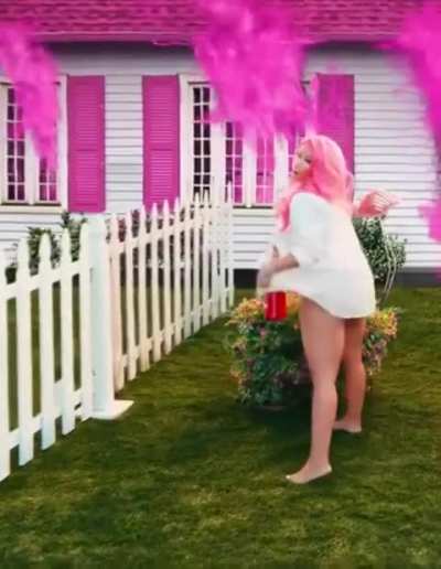 Nicki minaj shacking her fat juicy ass