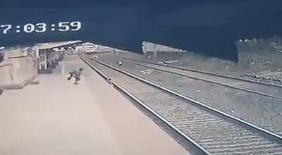 Filho de uma m&atilde;e cega cai nos trilhos enquanto um trem se aproxima