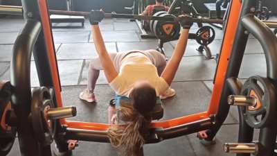 [F] Don't look at my nipples and, tell me, what could I do to prevent the bar from tilting right? How can I get more stability?