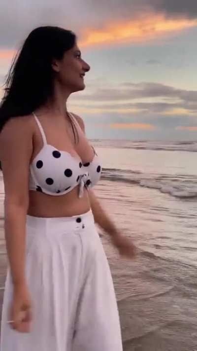 Anupriya Kapur and her juicy melons 👅