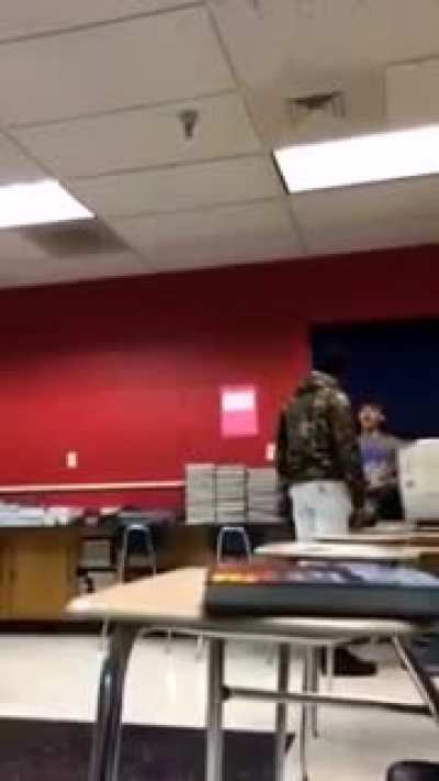 Bully gets ko'd after spitting on kid with a broken arm