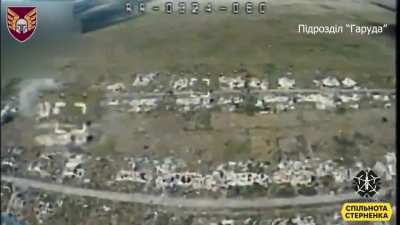 A Ukrainian FPV pilot attacks a Russian turtle tank. The footage also shows some kind of AI targeting system in the UI.