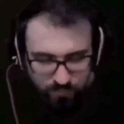 heumrage sakince şarkıya eşlik ediyor
