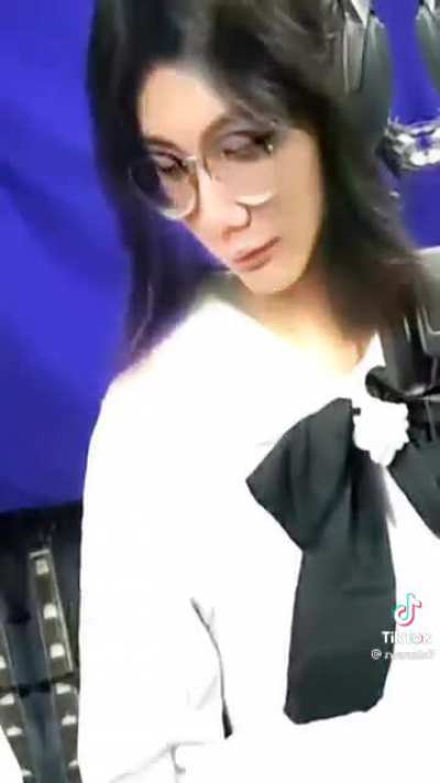 *kumuha ng tissue
