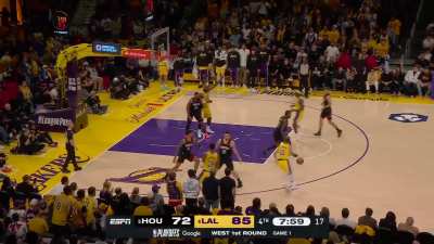 [Highlight] Luke Kennard nails a pair of 3-pointers in the 4th quarter for the Lakers as they continue to build a lead in Game 1. Kennard has 27 points and is 5/5 on 3-point field goals.