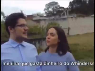 Isso poderia ser facilmente uma cena de South Park e a parte do carro me pegou demais