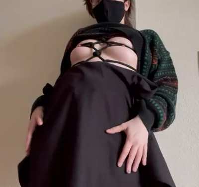 [NB] ready to be teased while out on a date 🖤