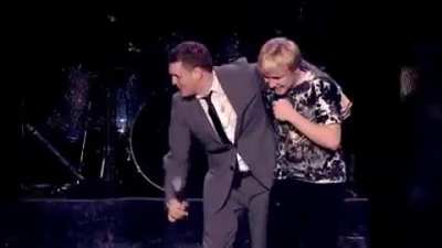 Fan get's a chance to sing on a Michael Buble's concert