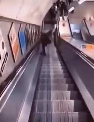 Trying this idiot leg move on the escalator