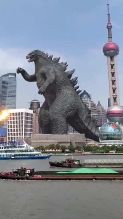 N&oacute;s temos um heroi, o Indiano, que salvou nossas vidas de Godzilla ;)