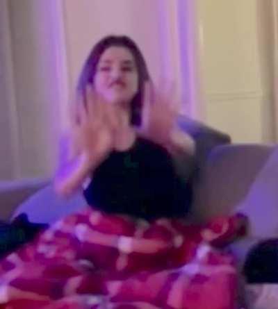 10-1 she&rsquo;s braless