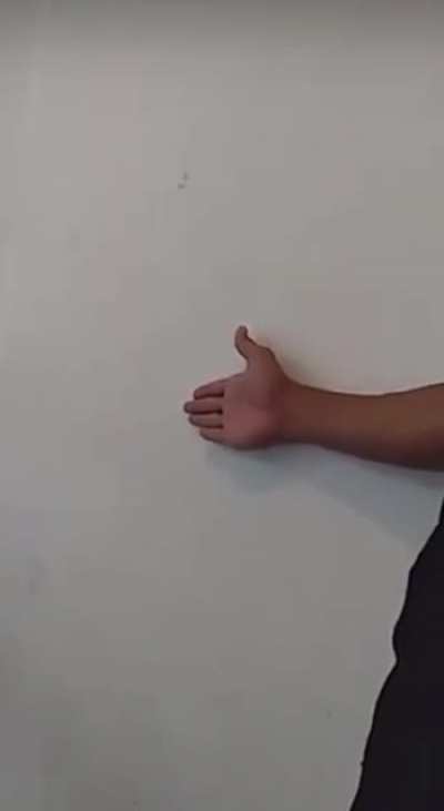 O menino que queria socar a m&atilde;o do outro