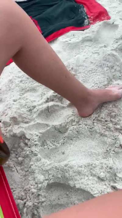I get so horny at the beach 🤷🏻&zwj;♀️☀️