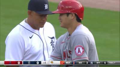 [Highlight] Miggy helps himself to a souvenir after an Ohtani single