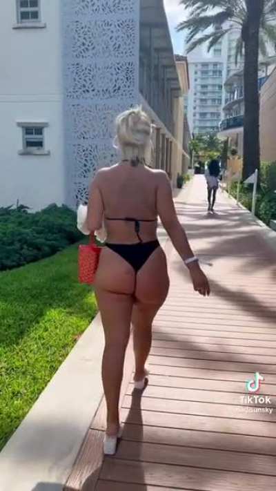 blonde PAWG....