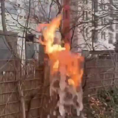 Под давлением, из одной трубы, одновременно подается газ и вода, в то время как вода падает через силу тяжести, газ идет вверх и сгорает