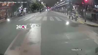 Colectivero de la línea 113 se agarró a trompadas con un pasajero y dejó el colectivo en marcha sobre la Av. Rivadavia. Casi fue una tragedia, cruzó el semáforo en rojo sin control. Ocurrió en Flores.