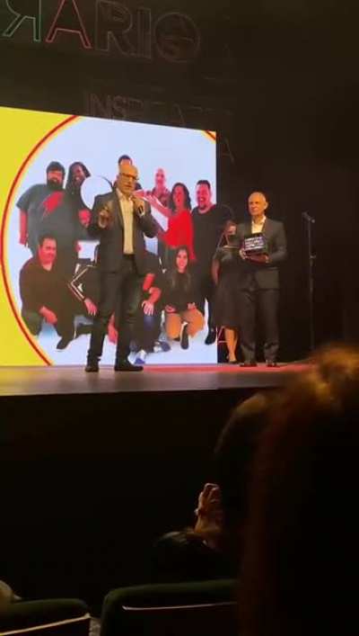 Antonio Tabet mandando a real pro Johnny Saad, dono da Band, que no discurso de abertura do Pr&ecirc;mio Inspira Rio disse que: a imprensa &eacute; pessimista, o desmatamento da Amaz&ocirc;nia &eacute; fake, o pa&iacute;s enfrentou bem a pandemia e que a Band faz TV pra &ldquo;toda fam&iacute;lia&rdquo;.