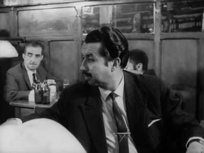 Estoy traduciendo el hermosa pel&iacute;cula chilena 'Tres Tristes Tigres' (1968), pero estoy teniendo dificultades para comprender los di&aacute;logos en este extracto. &iquest;Alguien podr&iacute;a ayudarme a transcribir? Agradecido por la ayuda y por su maravilloso cine.
