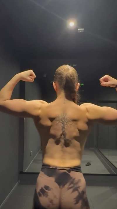 "do you like a girl with muscles?" Doesn't everybody u/rosieposieblue1?