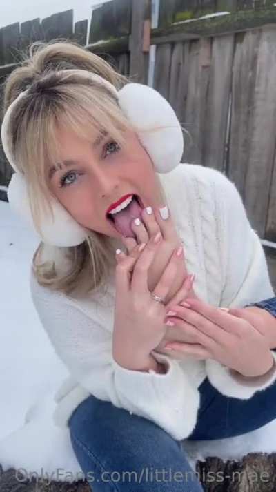 Blondes get into it