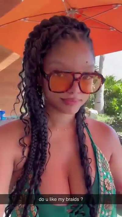 Halle on vacation | Snap 12•17•25