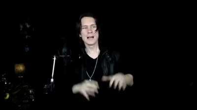 Nada demais, só um metal cover de Barbie Girl