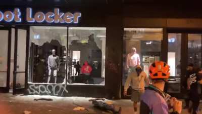 Dodgas looting a foot locker in Los Angeles [credit: Precious Child]