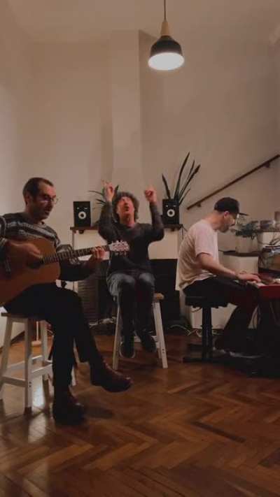 Roberto, Topo y Santiago Marrero tocan &ldquo;Punta Cana&rdquo; en una transmisi&oacute;n en vivo (2020)