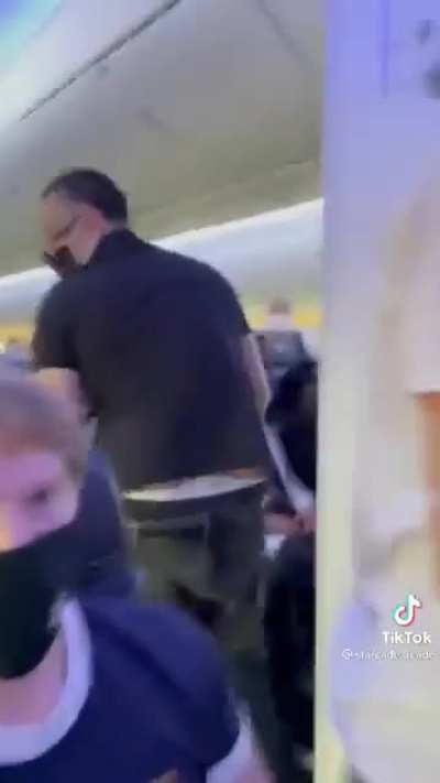 Antimask dumbfuck has a meltdown on a plane and threatens the flight attendant